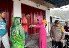 Kapolres-Ende-Bersama-Ketua-Bhayangkari-Terjang--Hujan-Demi-Berbagi-Takjil-kepada-Masyarakat