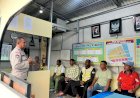 Sinergi-Bhabinkamtibmas-dan-Warga-Mbongawani-Renovasi-Pos-Kamling-Jadi-Markas-Keamanan-yang-Nyaman