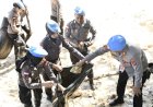 Kabidpropam-Polda-NTT-Pimpin-Penyamatan-Baret-Biru-dan-Aksi-Bersih-Pantai-Pasir-Panjang