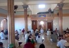Kapolsek-Ende-Jadi-Khatib-dan-Imam-Sholat-Jumat,-Ajak-Jamaah-Tingkatkan-Iman-dan-Jauhi-Perbuatan-Maksiat