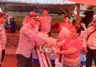 Peduli-Korban-Gempa-Flores,-Polres-Ende-Polda-NTT-Menembus-Akses-Demi-Antar-Bansos-Ibu-Ketua-Umum-Bhayangkari-ke-Detukeli