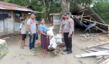 Peduli-Korban-Bencana,-Kapolsek-Wewaria-Berikan-Bantuan-Sembako-Kepada-Korban