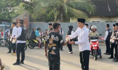 Kasat-Reskrim-Polres-Ende-Pimpin-Aksi-Berbagi-Takjil-untuk-Masyarakat