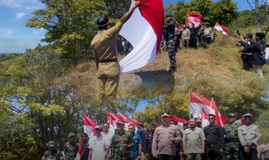 Sinergi-TNI-–-Polri-dan-Stakeholder,-Bendera-Merah-Putih-Berkibar-di-Bukit-Embu-Wea-Pulau-Ende