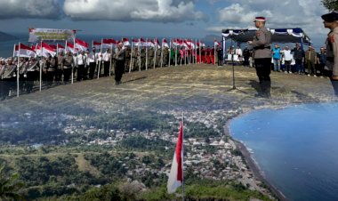 Polres-Ende-Ajak-Masyarakat-Kibarkan-Merah-Putih-di-Puncak-Bukit-Kezimara