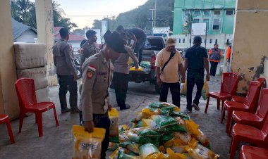 Polres-Nagekeo-Polda-NTT-Salurkan-Bantuan-Beras-Warga-Terdampak-Banjir-Bandang-di-Mauponggo