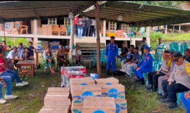 Polri-Salurkan-Bantuan-Kemanusiaan-untuk-Korban-Banjir-Bandang-dan-Tanah-Longsor-di-Mauponggo