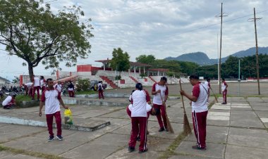 Polres-Ende-Bersama-Masyarakat-Gelar-Kerja-Bakti-di-sekitar-Lapangan-Pancasila