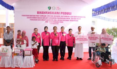 Ketua-Umum-Bhayangkari-Pimpin-Aksi-Bhayangkari-Peduli-di-Ende,-Salurkan-5.000-Paket-Bantuan-Untuk-3-Kabupaten-di-NTT