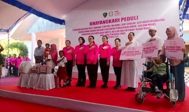 Ketua-Umum-Bhayangkari-Salurkan-5.000-Paket-Bansos,-Gelar-Bakti-Kesehatan-dan-Religi-di-NTT