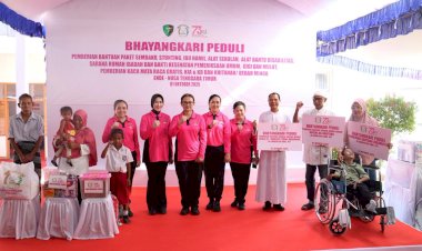 Bakti-Religi-di-Ende,-Ketua-Umum-Bhayangkari-Beri-Bantuan-Alat-Ibadah-untuk-Gereja-Kuasi-Paroki-St-Donatus-Boanawa-dan-Masjid-Ar-rabithah-Ende