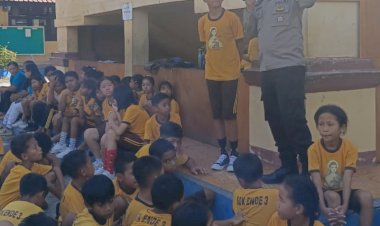 Bhabinkamtibmas-Kelurahan-Onekore-Sosialisasikan-Bahaya-Perundungan-kepada-Siswa-SDK-Ende-3