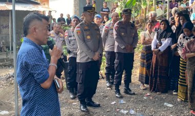 Hadir-Ditengah-Duka,-Kapolres-Ende-Sampaikan-Turut-Berdukacita-di-Pemakaman-Korban-Penganiayaan-oleh-Oknum-Anggota-Polri