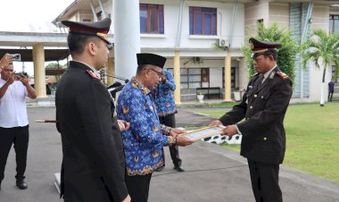 Peringati-Hari-Pahlawan,-Wabup-Ende-Serahkan-Piagam-Kapolda-NTT-untuk-Ipda-Heru-Sutaban