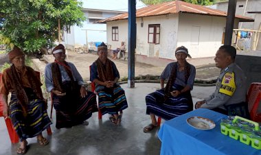 Bhabinkamtibmas-Onekore-Ajak-Tokoh-Adat-Waspada-Cuaca-Ekstrem-dan-Tangkal-Hoax