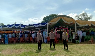 Pastikan-Acara-Berjalan-Khidmat-dan-Lancar,-Polsek-Wewaria-Amankan-Misa-Perdana-Konselebran-Perayaan-Ekaristi-Imam-Baru-di-Desa-Mautenda