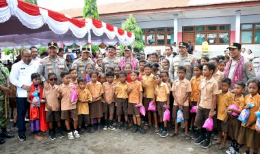 Wakapolri-Bersama-Perwakilan-Akpol-90-Dhira-Brata-Resmikan-Sumur-Bor-dan-Serahkan-Bantuan-untuk-2.983-Warga-Pengungsi-Lewotobi-di-Huntara-II-Konga