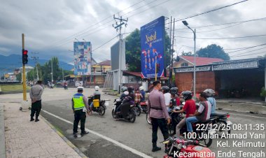 Wujudkan-Kamseltibcar-lantas-yang-Tertib,-Personel-Pos-Pam-Ops-Lilin-Turangga-2025-Polres-Ende-Gatur-Lalin-di-Simpang-Pelabuhan