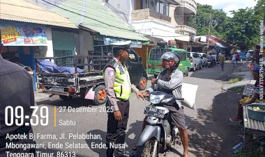 Tertibkan-Arus-Lalin-di-Pasar-Mbongawani,-Satgas-Ops-Lilin-Turangga-2025-Berikan-Himbauan-Humanis