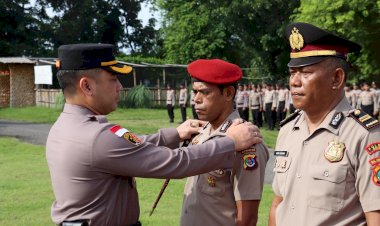 Pangkat-Baru-di-Akhir-Tahun,-62-Personel-Polres-Ende-dan-Brimob-Polda-NTT-Resmi-Naik-Pangkat