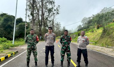 Sinergi-TNI-Polri-Jaga-Kenyamanan-Wisatawan-di-Puncak-Danau-Kelimutu