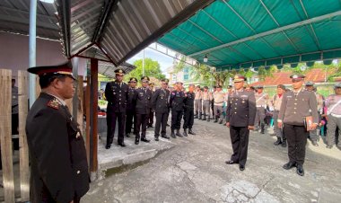 Penghormatan-Terakhir-untuk-Sang-Bhayangkara:-Suasana-Sedih-dan-Tembakan-Salvo-Iringi-Pemakaman-Aipda-Malleseang