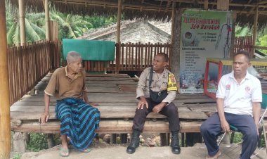Hadir-di-Tengah-Warga,-Bhabinkamtibmas-Roworena-Perkuat-Sinergi-Jaga-Kamtibmas