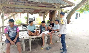 Waspada-Cuaca-Ekstrem,-Bhabinkamtibmas-Polsek-Pulau-Ende-Sambangi-Warga-Desa-Rorurangga