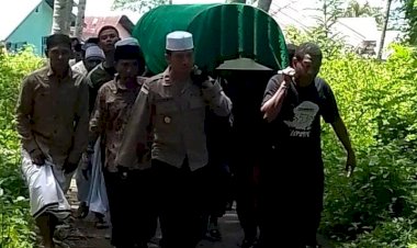 Polri-Untuk-Masyarakat,-Kapolsek-Pulau-Ende-Hadiri-Pemakaman-Warga