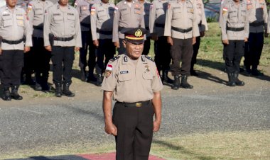 Pengabdian-Tanpa-Cacat,-Aiptu-Muhammad-Khaidir-Terima-Kenaikan-Pangkat-Jelang-Purna-Bakti-di-Polres-Ende