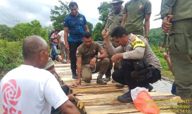 Polri-Untuk-Masyarakat,-Personel-Brimob-dan-Polsek-Wewaria-Bangun-Jembatan-Darurat-Bagi-Warga-Desa-Fataatu