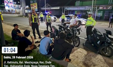 Sisi-Humanis-Di-Balik-Seragam:-Sat-Lantas-Polres-Ende-Menyapa-Warga-Lewat-Sahur-Off-The-Road