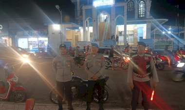 Pastikan-Ibadah-Warga-Khusyuk,-Kasi-Propam-Polres-Ende-Cek-Personel-yang-Laksanakan-Pengamanan-Ibadah-Sholat-Tarawih