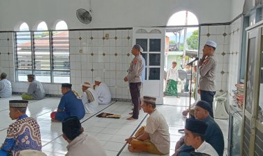 Wujudkan-Ramadhan-Presisi,-Personel-Polres-Ende-Jadi-Petugas-Sholat-Jumat-di-Masjid-Silahturahmi