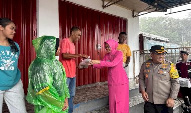 Kapolres-Ende-Bersama-Ketua-Bhayangkari-Terjang--Hujan-Demi-Berbagi-Takjil-kepada-Masyarakat
