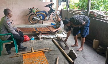 Hadir-di-Tengah-Warga,-Bhabinkamtibmas-Kelurahan-Roworena-Pererat-Sinergi-Jaga-Kamtibmas