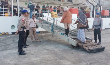 Personel-Pos-Terpadu-Ops-Semana-Santa-Turangga-2026-Kawal-Ratusan-Penumpang-KM-Wilis-di-Pelabuhan-Ippi