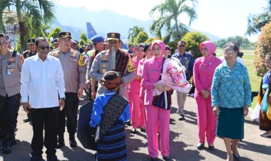 Kapolda-NTT-Disambut-Tarian-Wanda-Pala-Saat-Kunjungan-Kerja-di-Kabupaten-Ende