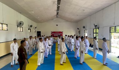 Uji-Kemampuan-Fisik-dan-Teknik,-Puluhan-Personel-Polres-Ende-dan-Brimob-Ikuti-Ujian-Beladiri-Polri-sebagai-Syarat-Kanaikan-Pangkat