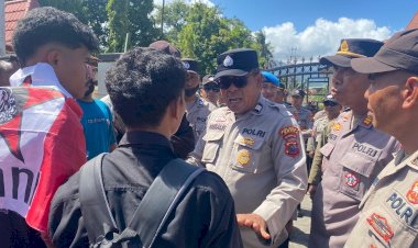 Aksi-Damai-dari-GMNI-di-Kantor-Pemda,-Personel-Polres-Ende-Kawal-dan-Jaga-dengan-Pendekatan-Humanis-Sesuai-SOP