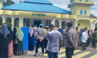Pastikan-Keamanan-dan-Kenyamanan,-KabagOps-Polres-Ende-Pimpin-Pengamanan-Keberangkatan-Calon-Jamaah-Haji