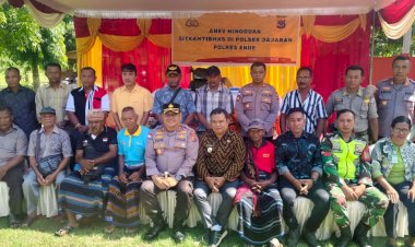 Perkuat-Sinergi-dan-Tebar-Kebaikan,-Kapolres-Ende-dan-Ketua-Bhayangkari-Kunker-Humanis-di-Polsek-Wewaria