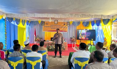 Sambangi-Polsek-Maukaro,-Kapolres-Ende-Gandeng-Tokoh-Adat-untuk-Jaga-Kamtibmas-Bersama-Serta-Berikan-Bansos-untuk-Warga