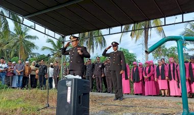 Penghormatan-Terakhir-bagi-Sang-Bhayangkara,-Tangis-dan-Haru-Iringi-Pemakaman-Aipda-Hassan-Basrin-Nggasi-di-Ende