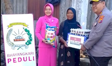 Kapolres-Ende-dan-Ketua-Bhayangkari-Cabang-Ende-Salurkan-Bantuan-Sosial-kepada-Warga-Pulau-Ende