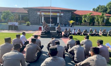 Cair-dan-Tanpa-Sekat,-Usai-Apel-Jam-Pimpinan-Kapolres-Ende-Duduk-Santai-Serap-Aspirasi-Anggota