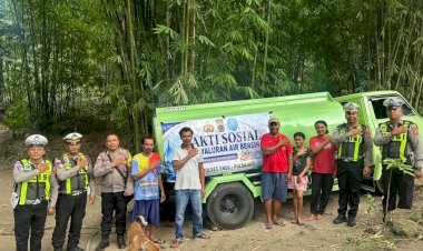 Polres-Ende-Polda-NTT-Salurkan-15.000-Liter-Air-Bersih-untuk-Warga-Onekore-Lewat-Polantas-Menyapa-di-Hari-Bhayangkara-ke-80