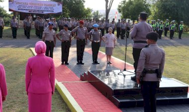 Momen-Hari-Bhayangkara-ke-80,-Puluhan-Personel-Polres-Ende-Terima-Kenaikan-Pangkat,-Kapolres-Ende:-Tekankan-Loyalitas-dan-Kebijaksanaan