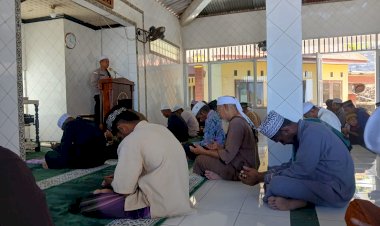 Kapolsek-Ende-Gelar-Safari-Jumat,-Ajak-Warga-Jaga-Kamtibmas-dan-Manfaatkan-Layanan-110