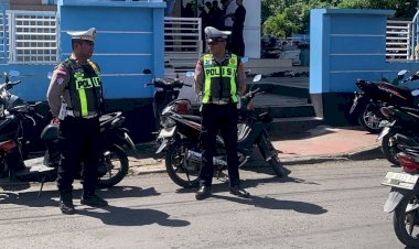 Beri-Rasa-Aman-di-Tempat-Ibadah,-Satlantas-Polres-Ende-Intensifkan-Pengaturan-Lalu-Lintas